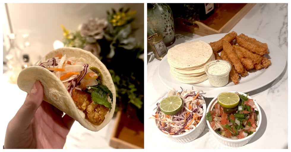 Une main tenant un taco aux crevettes tempura du Costco. Droite : Le contenu de l'ensemble de tacos aux crevettes tempura du Costco dans des bols et une assiette.