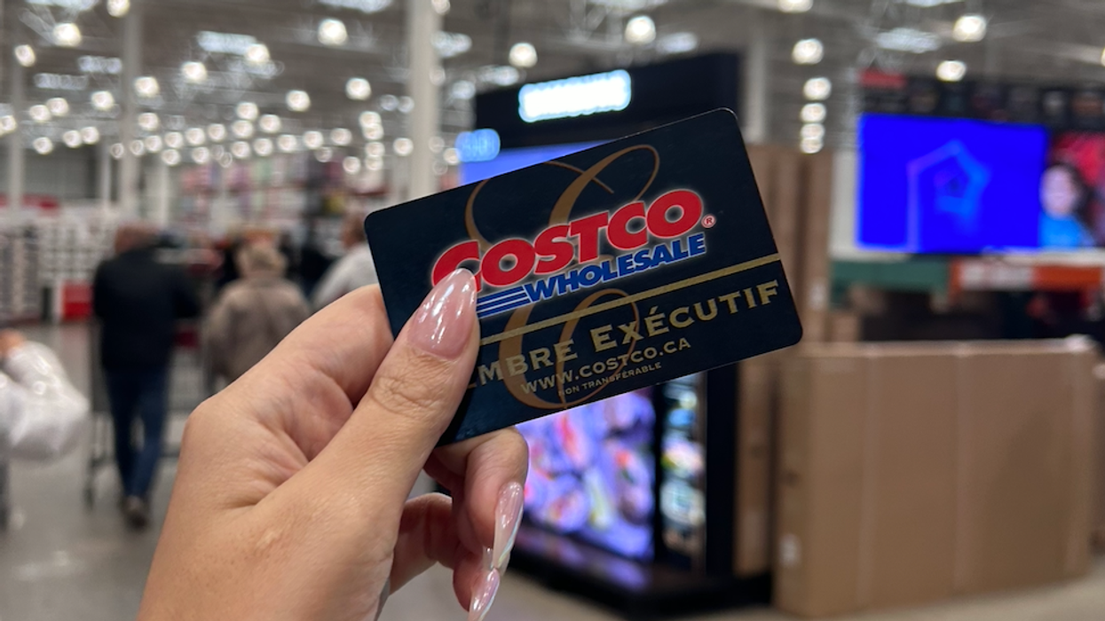 Une main tenant une carte de membre au Costco.