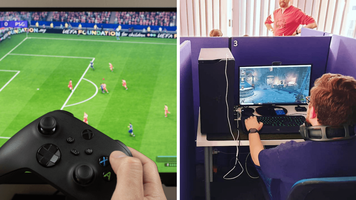Une main tenant une manette devant un jeu video de soccer. Droite : Une personne qui joue à un jeu vidéo.