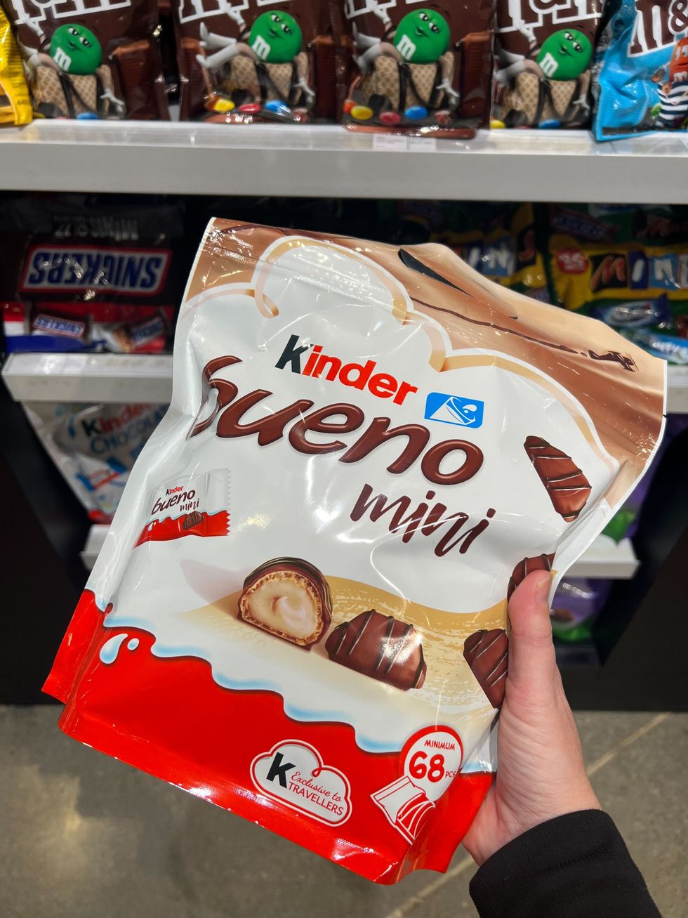 Une main tient un sac de chocolats Kinder Bueno mini achet\u00e9 \u00e0 l'a\u00e9roport de Montr\u00e9al.