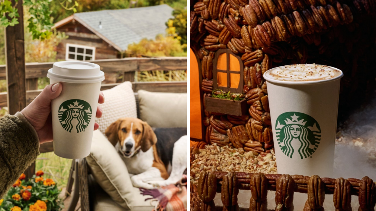 Une main tient un verre Starbucks. Droite : Une boisson Starbucks devant une maison en pacanes.