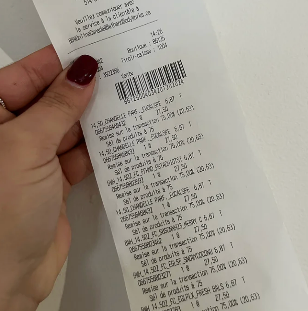 Une main tient une facture du Bath & Body Works \u00e0 Montr\u00e9al.
