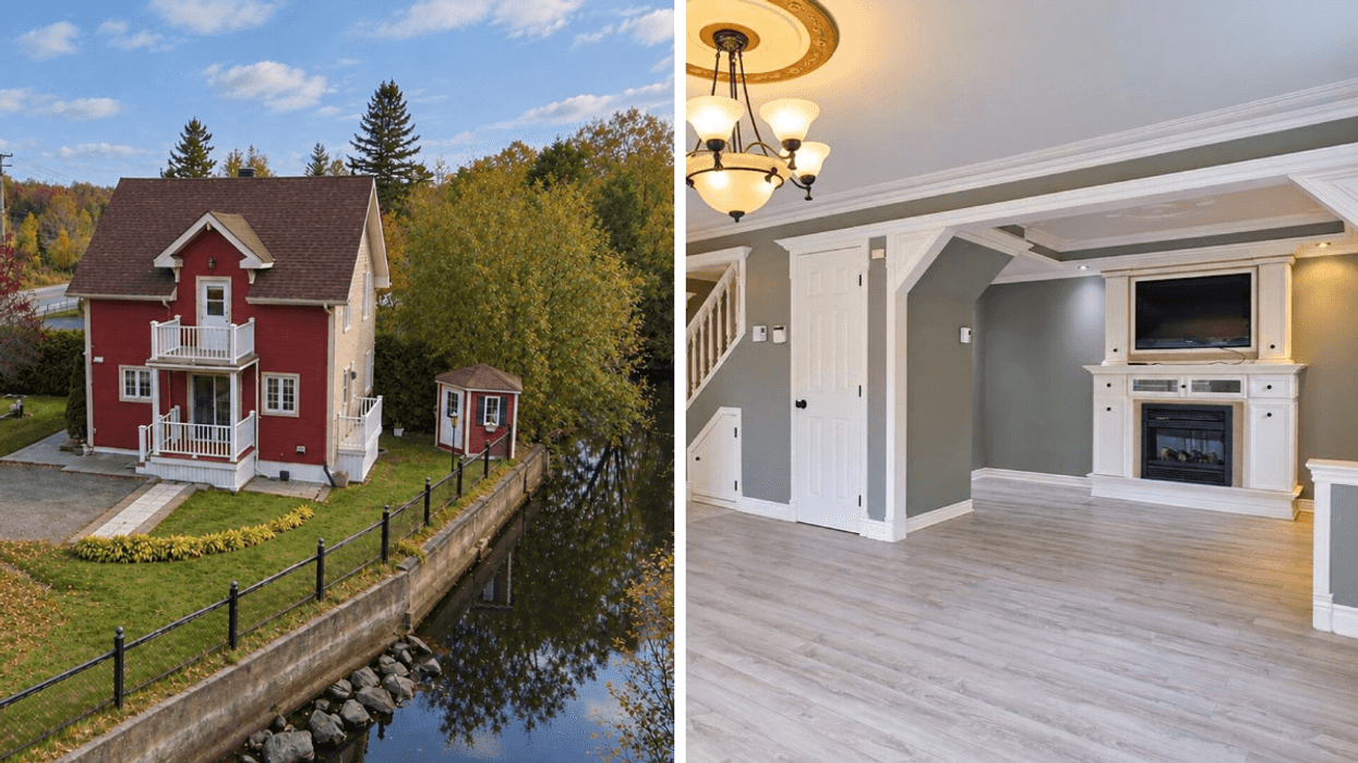 Une maison à vendre au bord de l’eau à Sainte-Sophie. Droite : Le salon avec foyer.