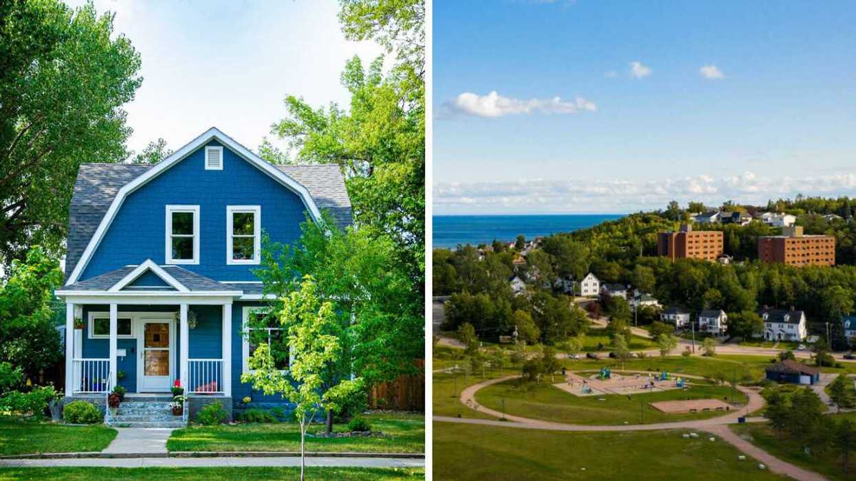 Une maison bleue en banlieue. Droite : Vue aérienne du parc des Pionniers à Baie-Comeau au Québec.