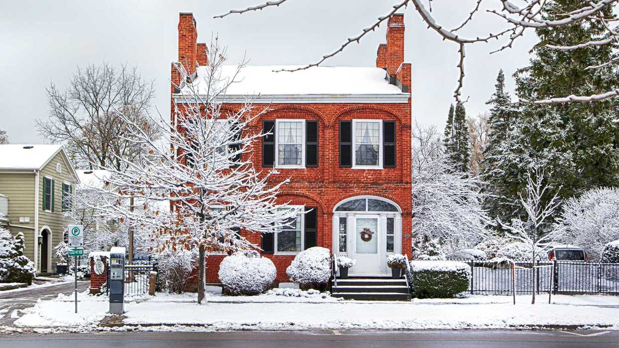 Une maison dans la neige.