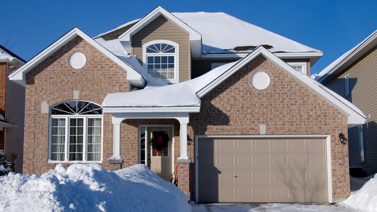 Une maison unifamiliale enneigée au Québec.