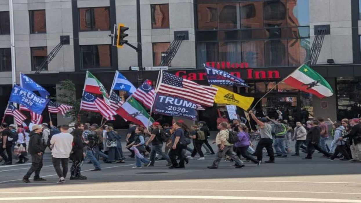 Une manifestation anti-masque a eu lieu hier à Montréal avec des drapeaux « Trump 2020 »