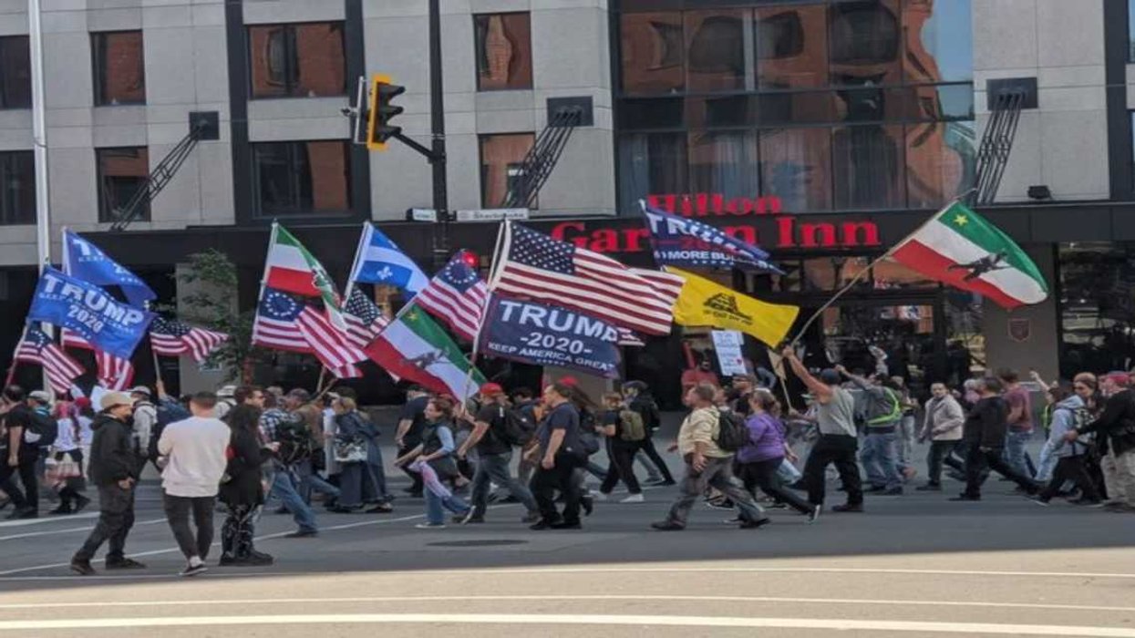 Une manifestation anti-masque a eu lieu hier à Montréal avec des drapeaux « Trump 2020 »