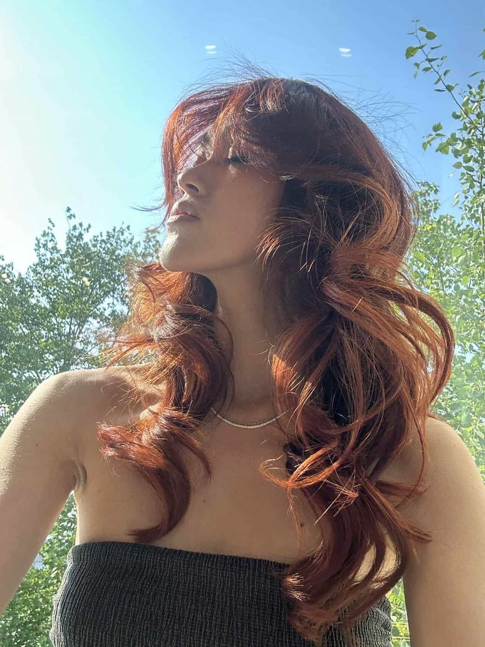 Une mannequin qui arbore la tendance capillaire coloration bronz\u00e9.