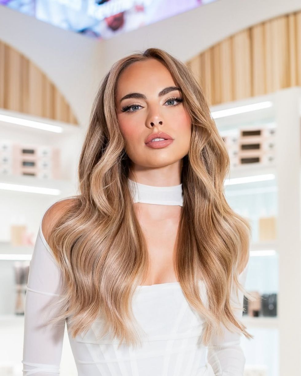 Une mannequin qui arbore la tendance capillaire de la coloration latt\u00e9 parisien.