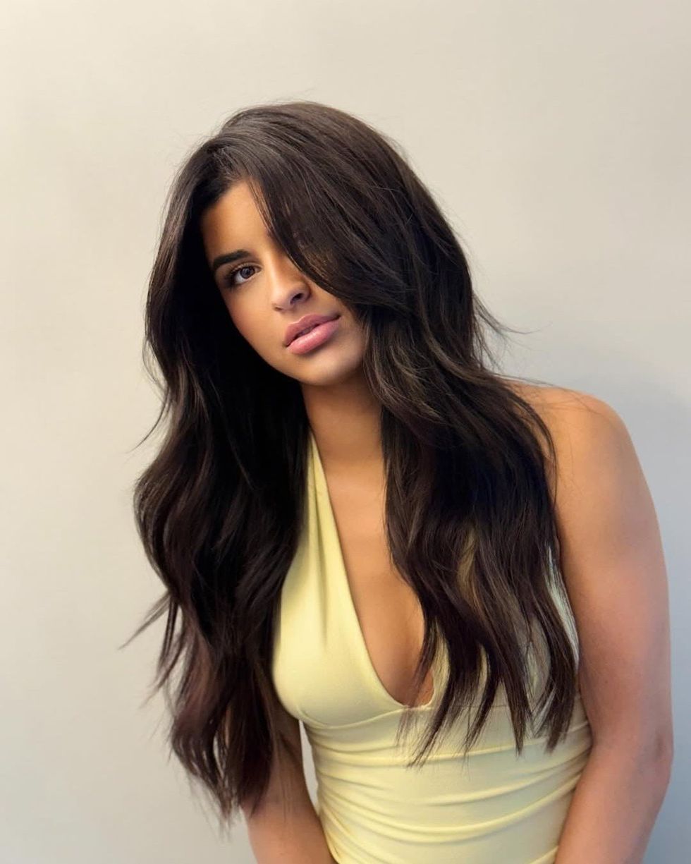 Une mannequin qui arbore la tendance capillaire des cheveux de satin.