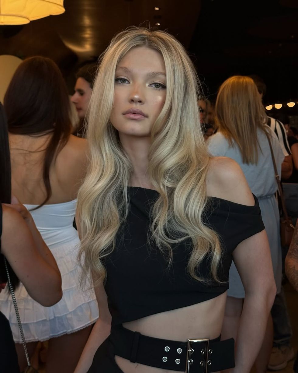 Une mannequin qui arbore la tendance capillaire du blond \u00ab presque platine \u00bb.