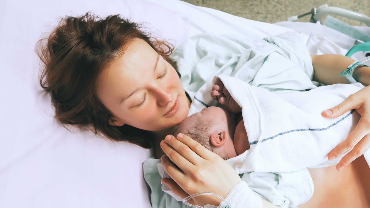 Une mère qui tient son nouveau-né.