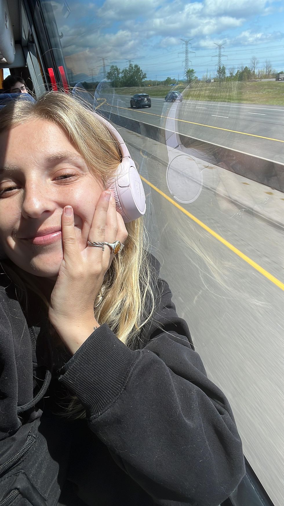 Une Montr\u00e9alaise en voyage en bus.