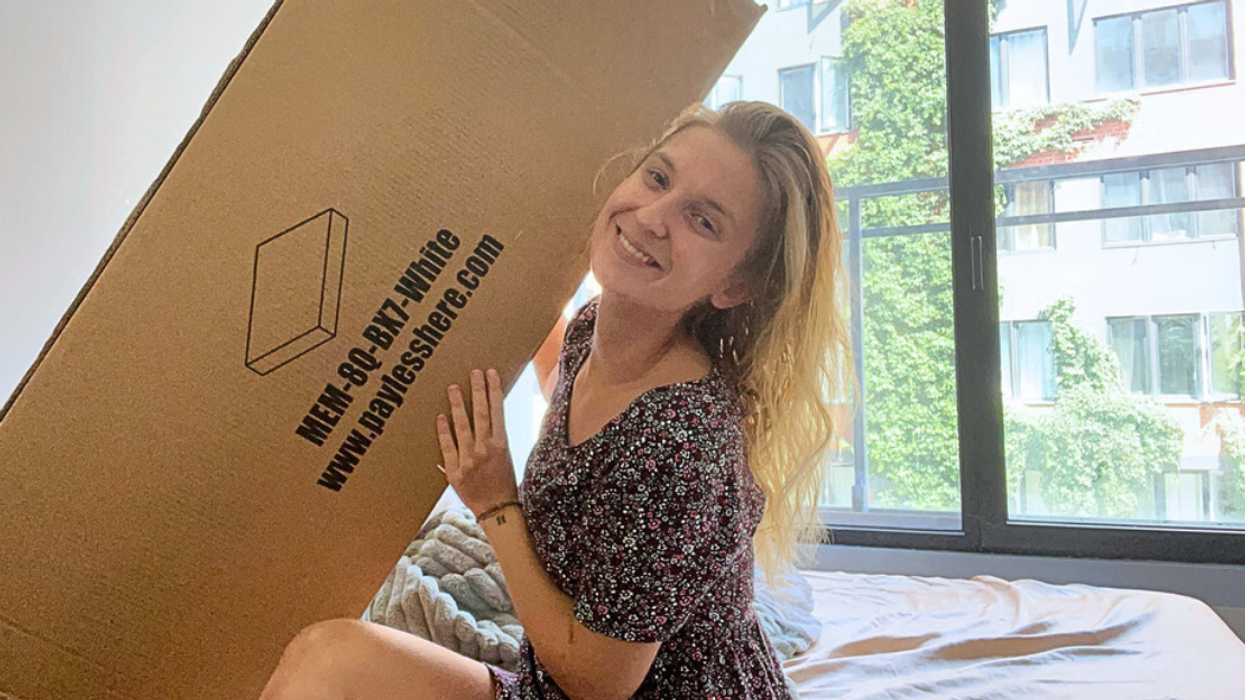 Une Montréalaise et son matelas à moins de 200 $.