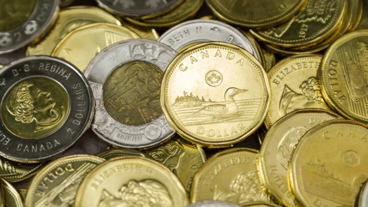 Une nouvelle pièce de 1 $ arrive au Canada cette semaine et elle brille comme l'or (PHOTO)