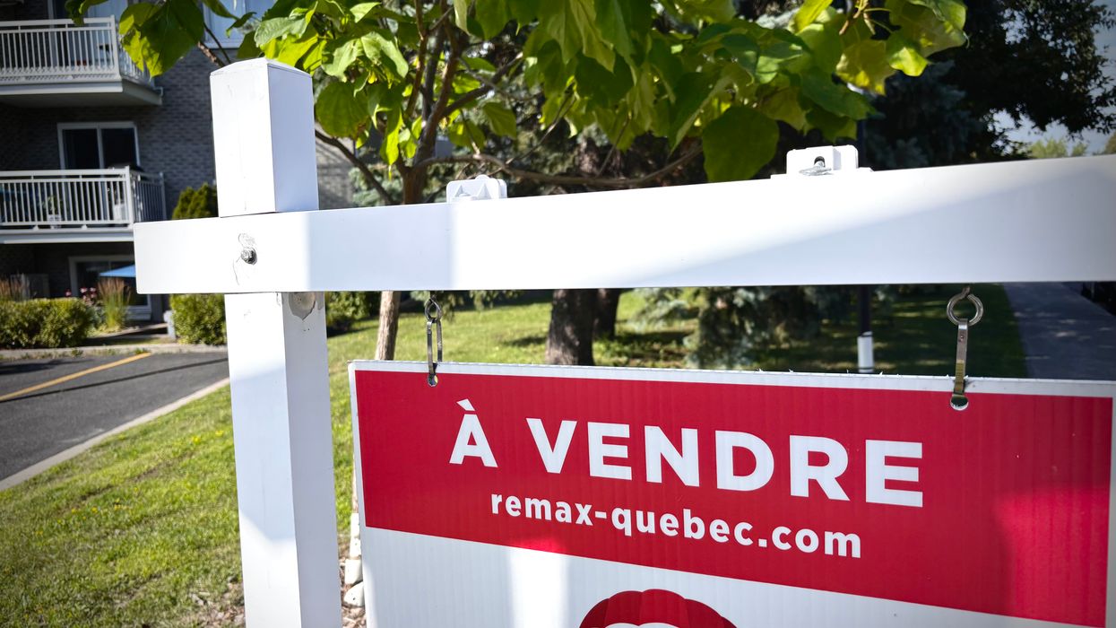 Une pancarte « À vendre ».