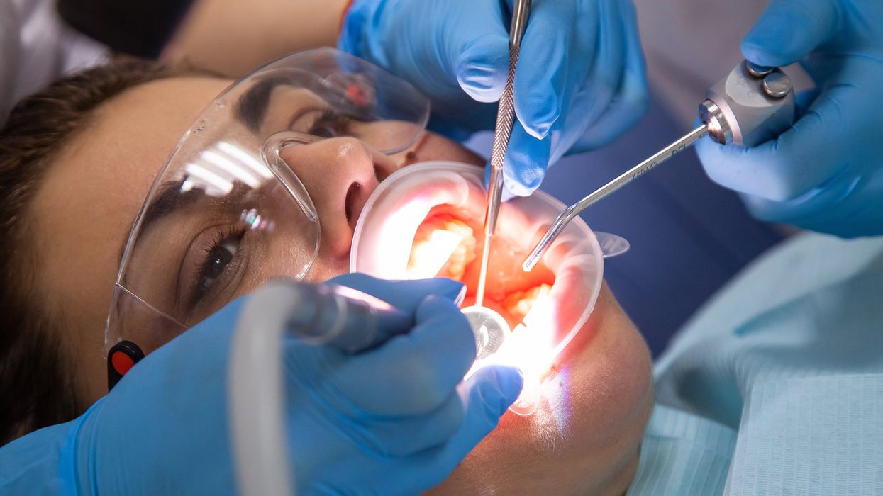 Une patiente chez le dentiste.