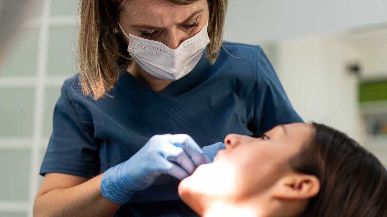 Une patiente chez le dentiste.