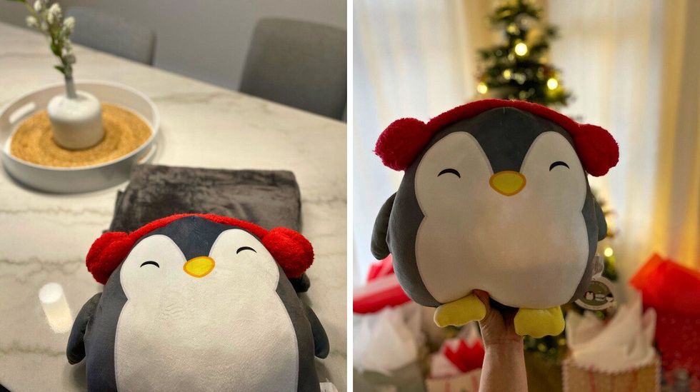 Une peluche Squishmallow sur une table \u00e0 manger, avec sa couverture qui repose \u00e0 ses c\u00f4t\u00e9s. Droite : Peluche Squishmallow devant un sapin de No\u00ebl.