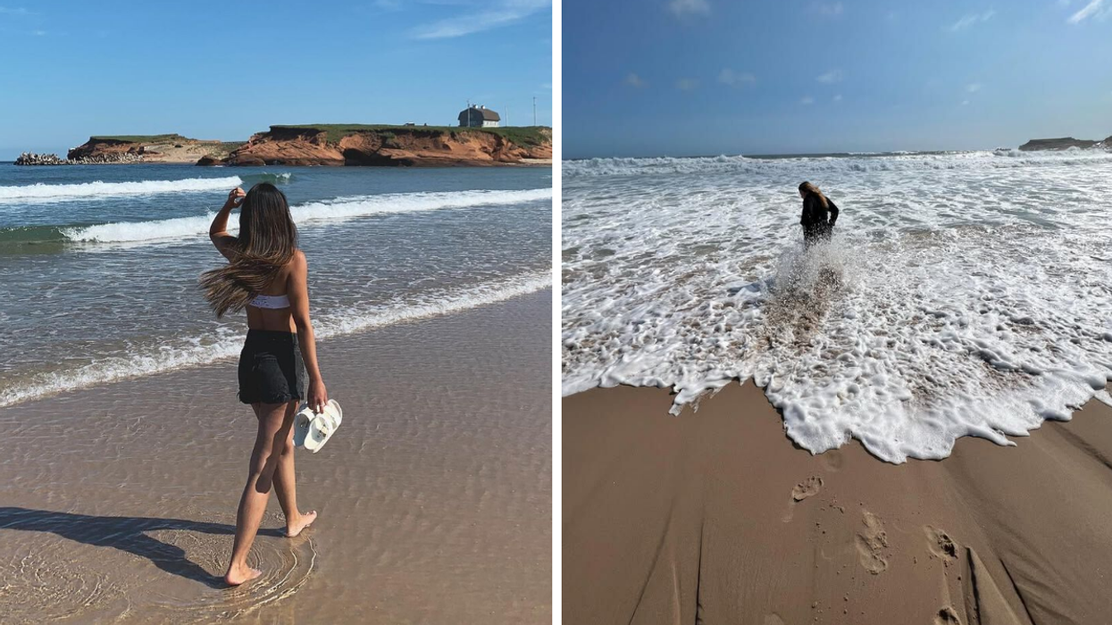 Une persone qui se promène le long de la plage de la Grande Échouerie, dans l'archipel des Îles-de-la-Madeleine. Droite : Une personne qui se baigne dans l'eau de la plage de la Grande Échouerie.