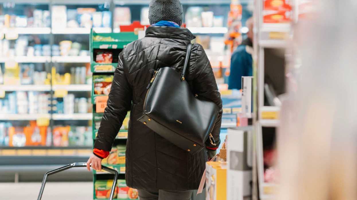 Une personne à l'épicerie.