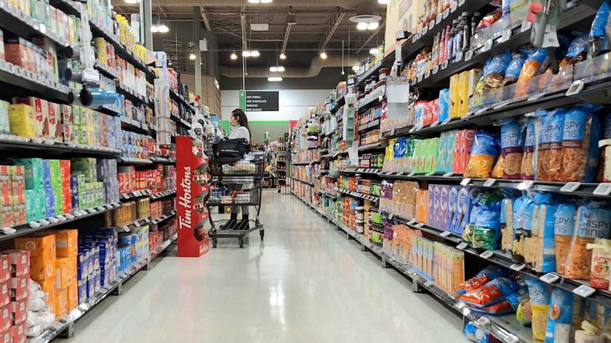 Une personne à l'épicerie.