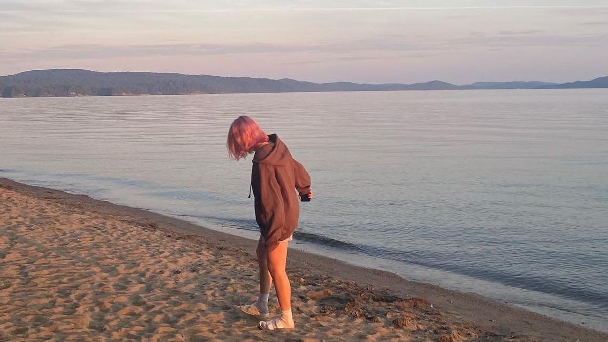 Une personne à la plage au Québec.