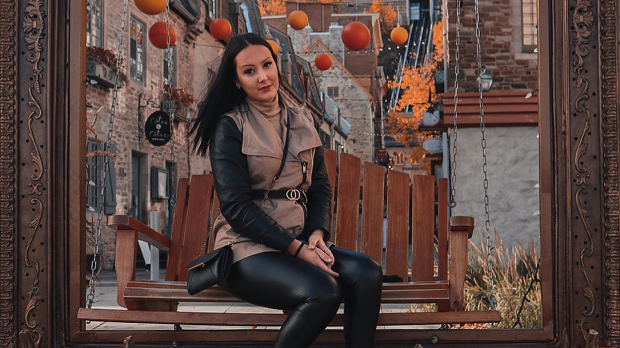 Une personne à Québec dans les décorations d'Halloween.