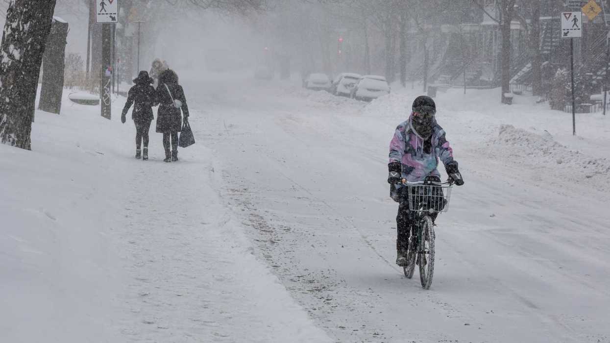 Une personne à vélo dans la neige.