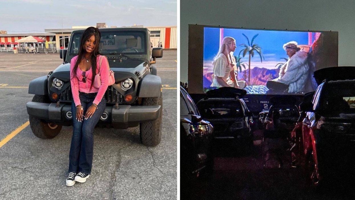 Une personne accotée sur une voiture noir dans le stationnement d'un ciné-parc. Droite : Le film Barbie projeté sur un écran géant extérieur.