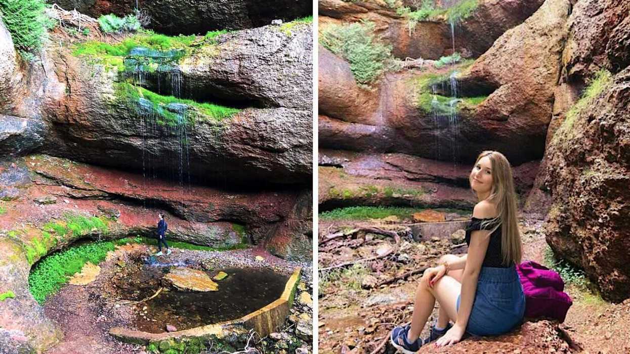 Une personne assise dans la grotte cachée. Droite : une personne marchant dans la grotte.