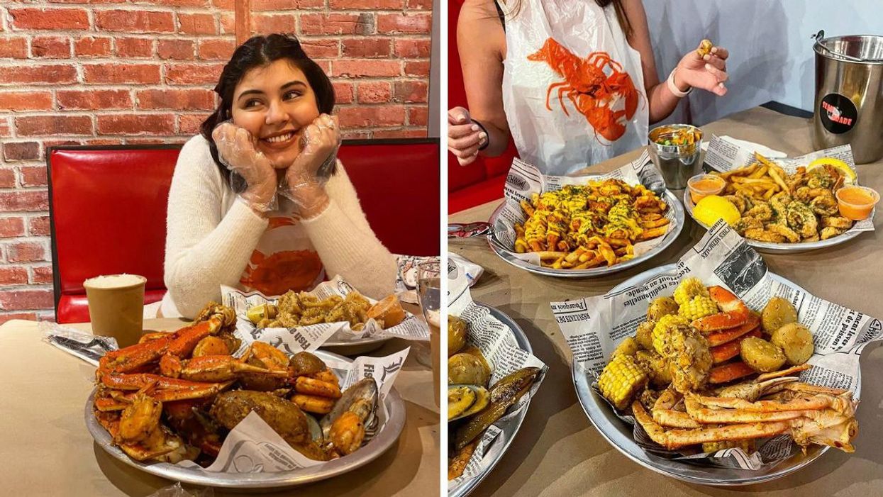 Une personne assise devant une grande assiette au Seau de Crabe à Laval. Droite : Trois assiettes copieuses sur une table au Seau de Crabe à Laval.
