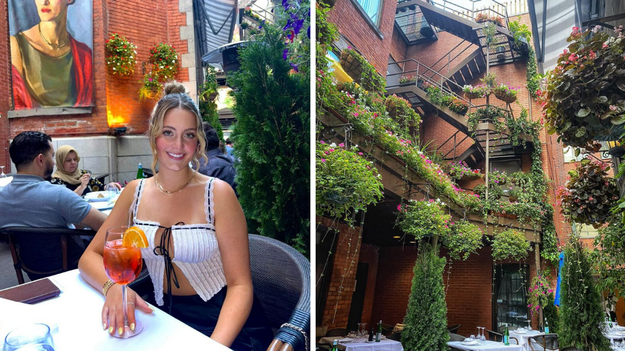 Une personne assise sur la terrasse du Il Cortile. Droite : la terrasse fleurie du restaurant Il Cortile à Montréal.