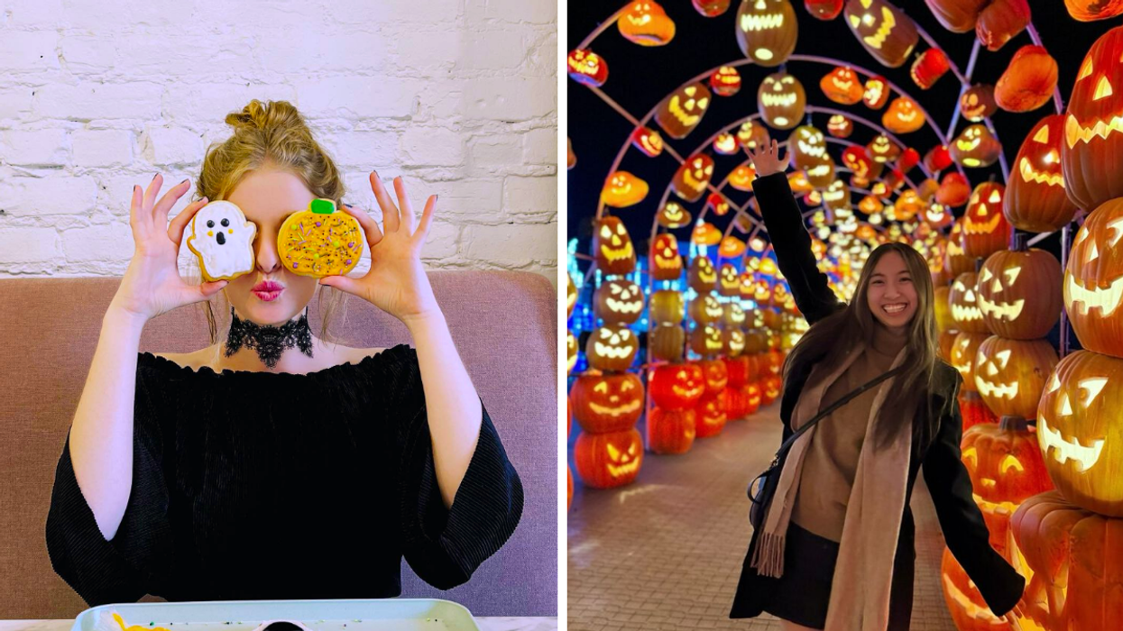 Une personne avec des biscuits d'Halloween. Droite : Une personne sous une arche de citrouilles.
