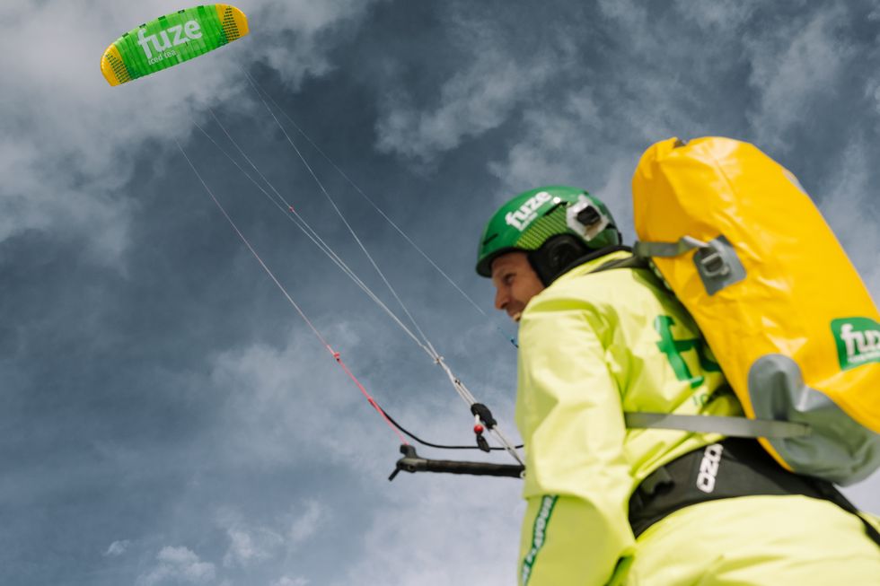Une personne avec un cerf-volant de glace FUZE\ud83c\udd6b dans le ciel au lac Abraham, en Alberta.