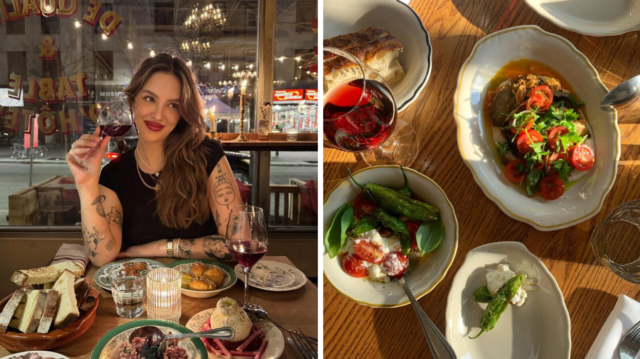 Une personne avec un verre à la main au restaurant. Droite : Des plats sur une table.