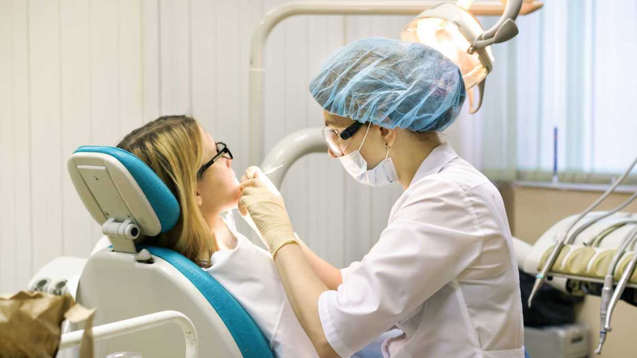 Une personne chez le dentiste.