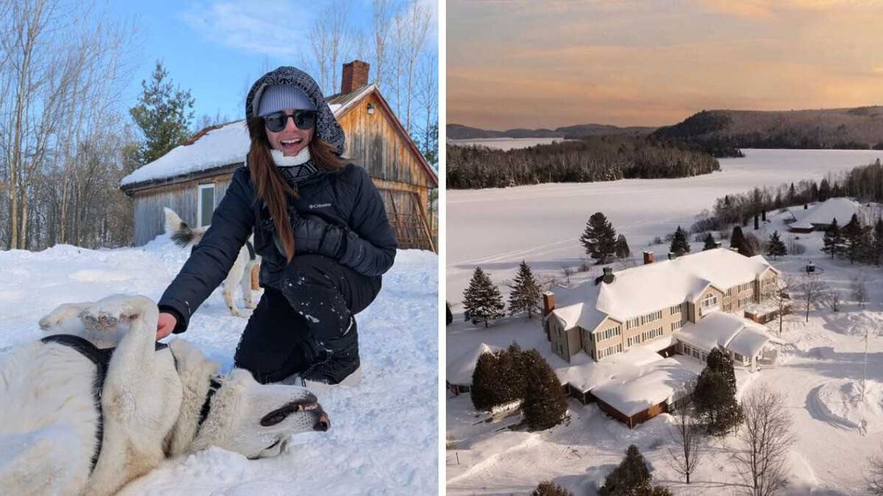 Une personne dans la neige caresse un chien de traîneau. Droit : Auberge du Lac-à-l’Eau-Claire.