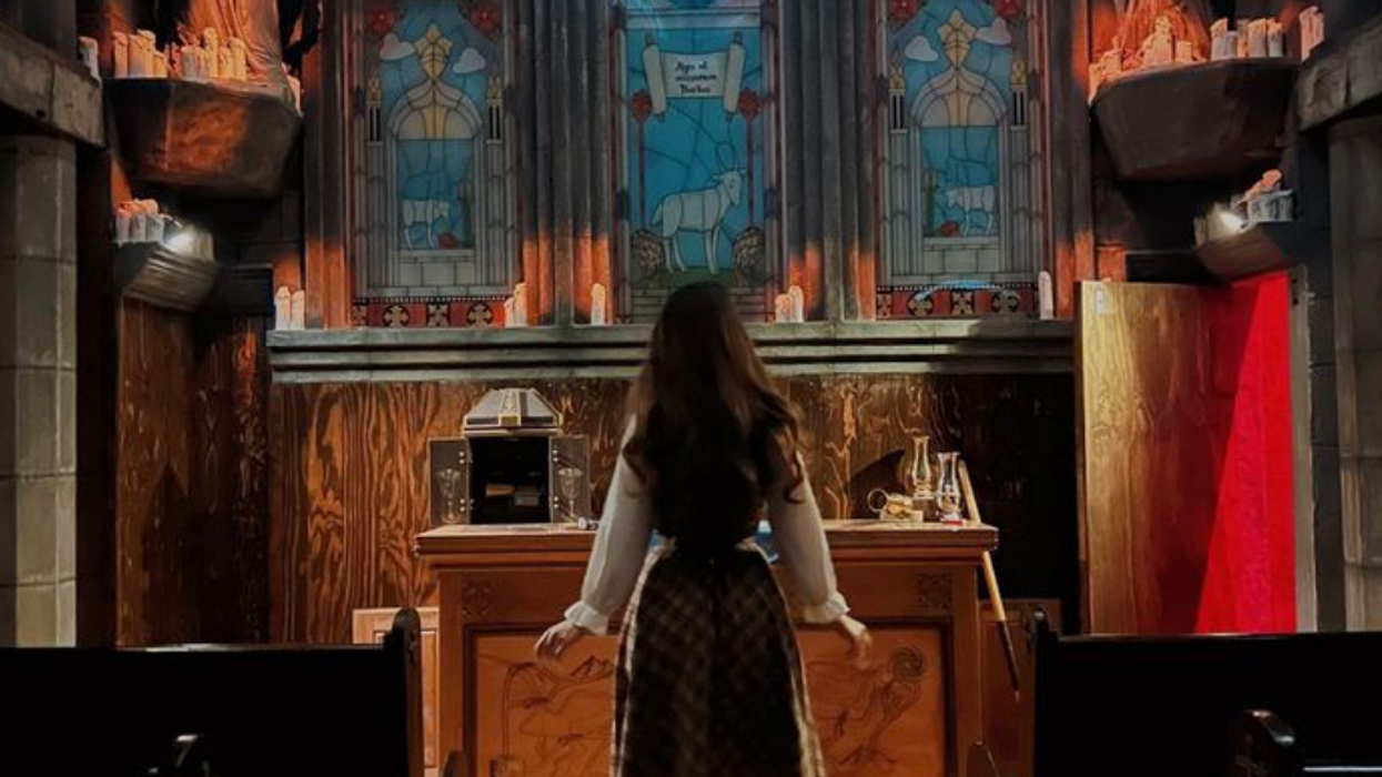 Une personne dans la pièce du jeu d'évasion « La Cathédrale Oubliée » de l'Escaparium.