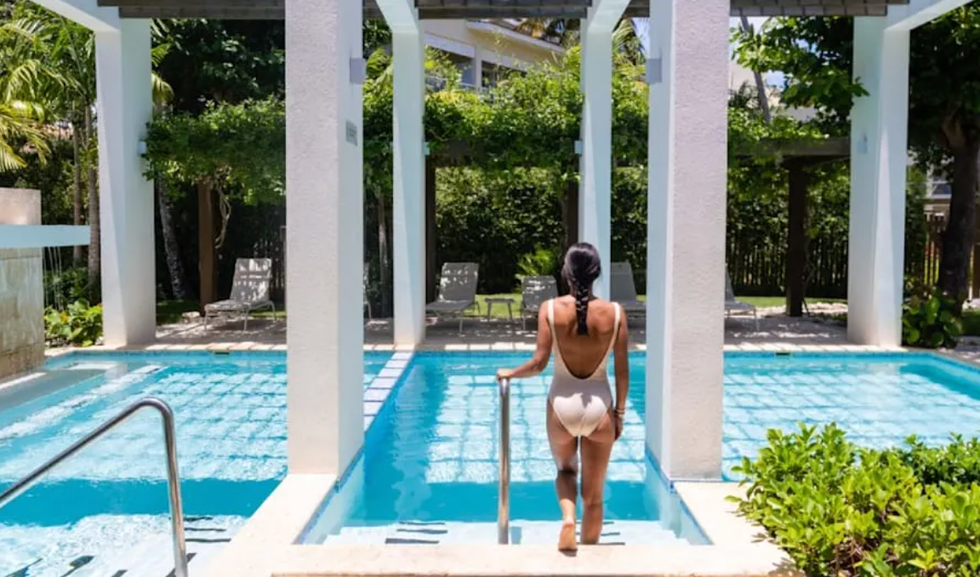 Une personne dans une des psicine du Vista Sol Punta Cana.