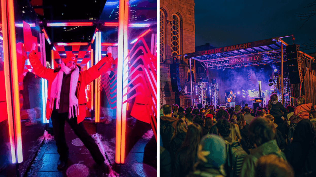 Une personne dans une installation illuminée de Montréal en lumière.