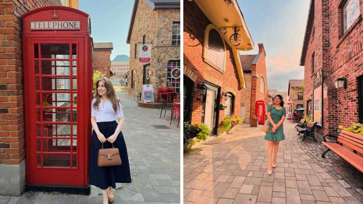 Une personne debout près d’une cabine téléphonique rouge. À droite : une personne debout sur une rue pavée.