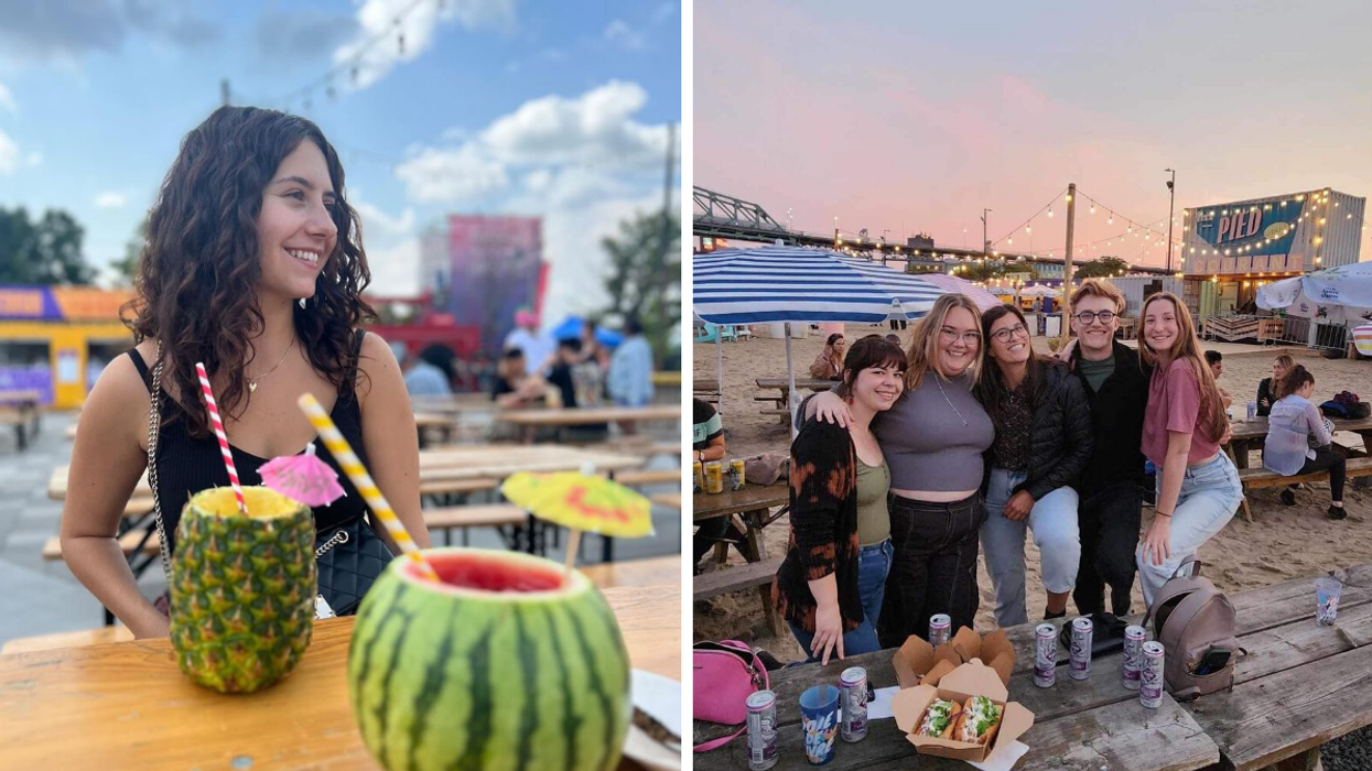 Une personne devant des cocktails tropicaux servis dans un ananas et une mini-pastèque, Droite : un groupe d’amis posant sur une plage urbaine en soirée.