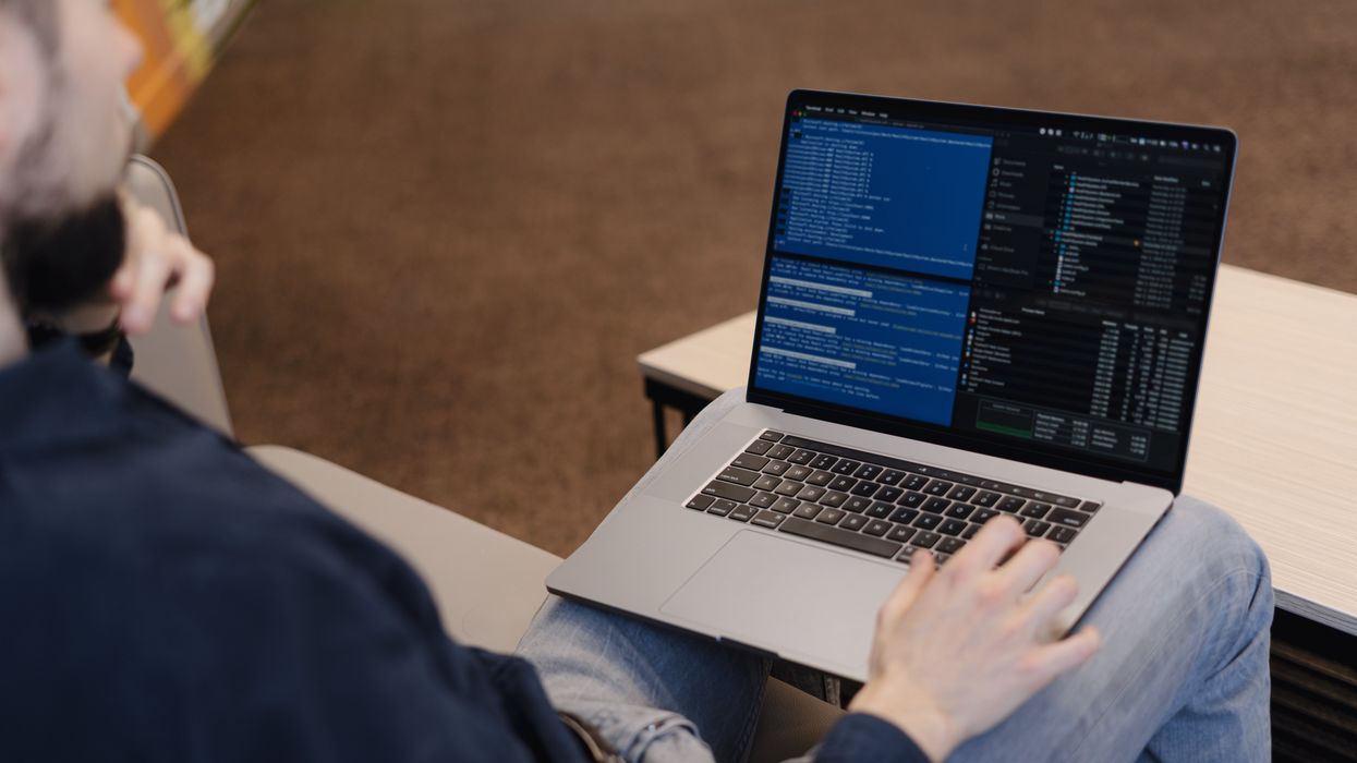 Une personne devant un ordinateur.