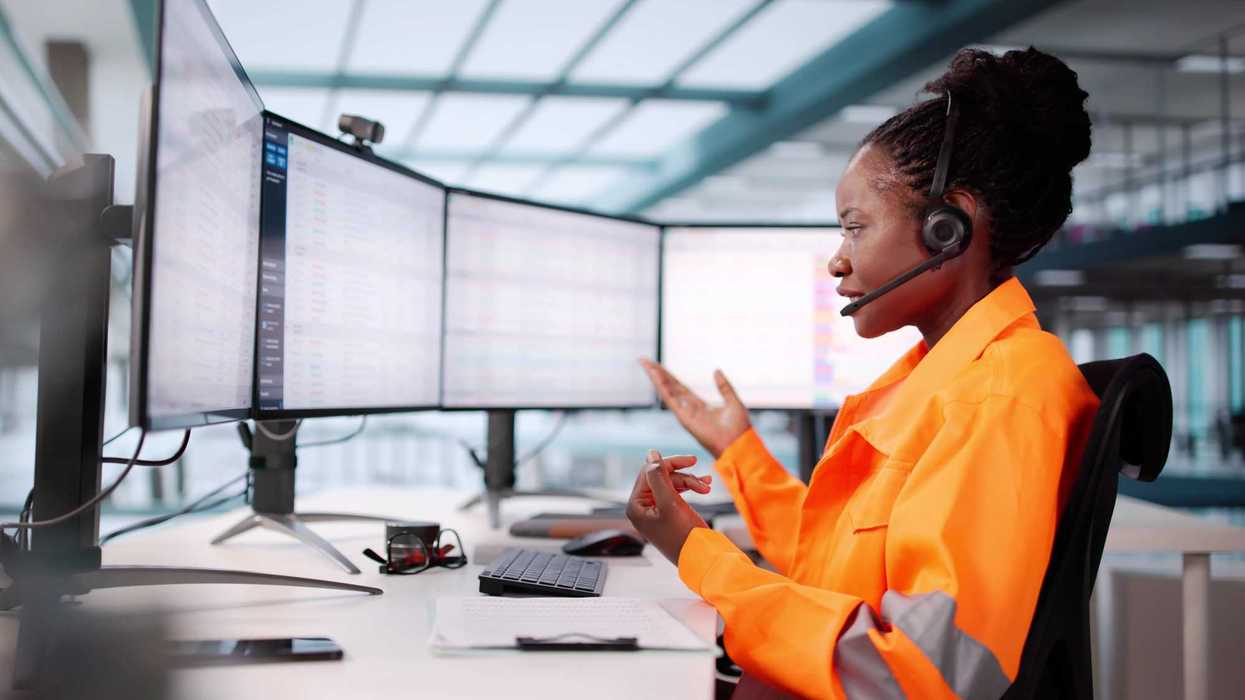 Une personne devant un ordinateur.