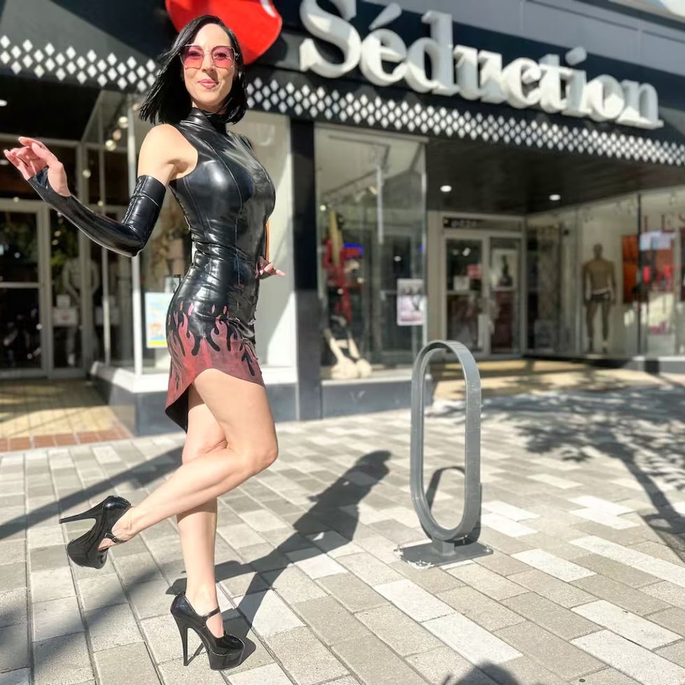 Une personne devant une Boutique S\u00e9duction.