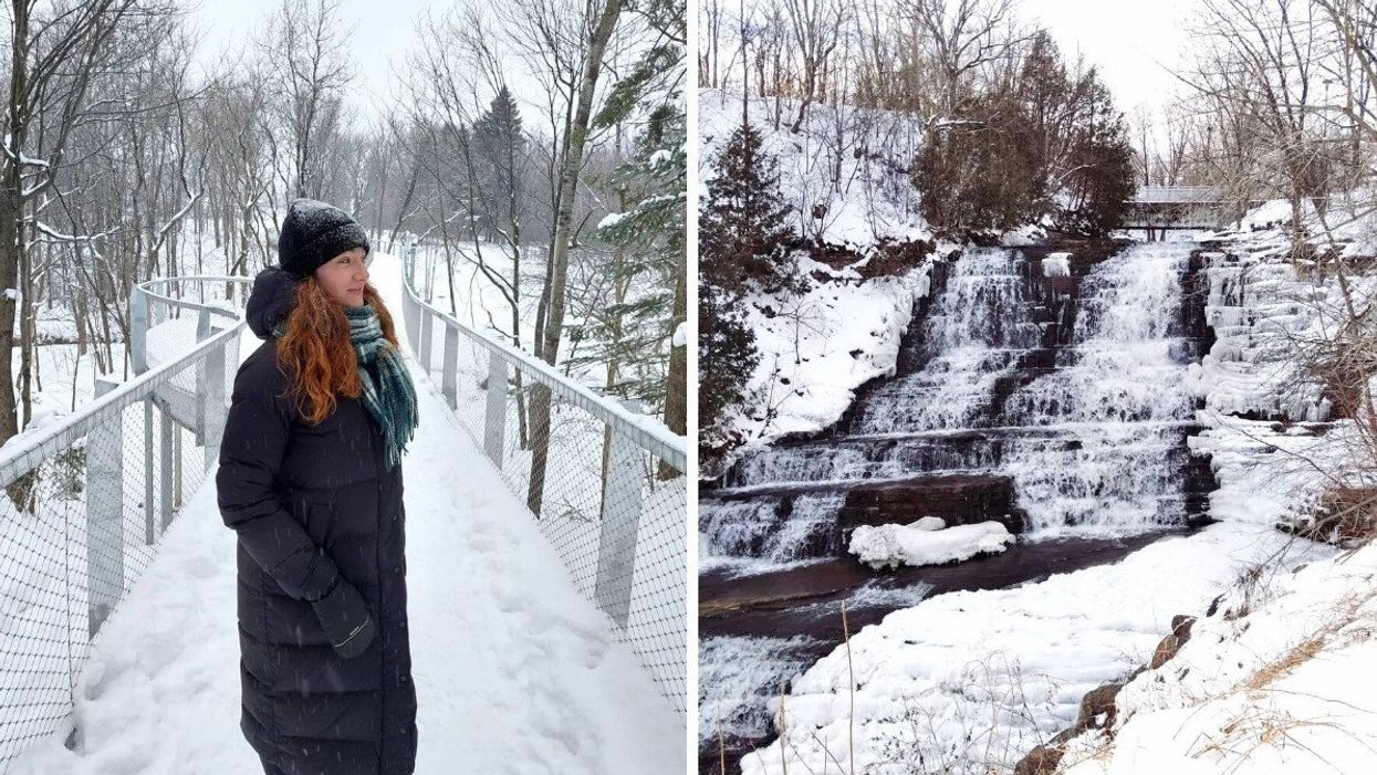 Une personne en habit d'hiver sur une passerelles couverte de neige. Droite : Une chute dans un paysage enneigé.