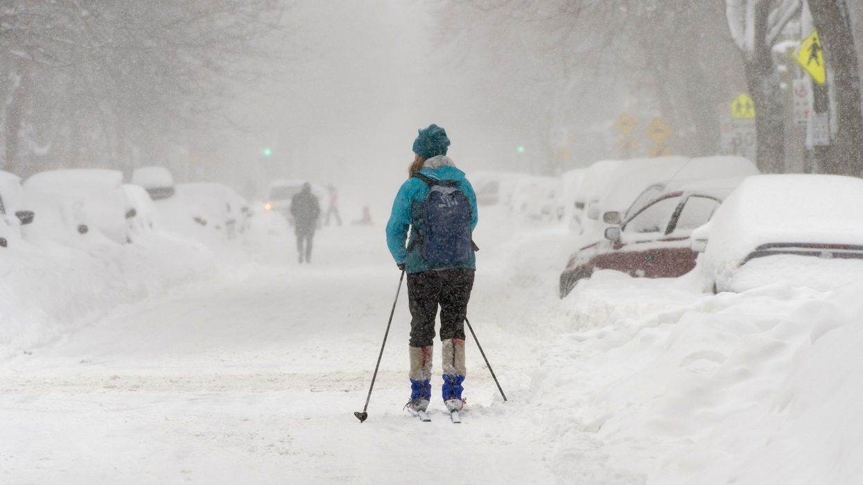 Une personne est en train de skier dans une rue enneigée à Montréal.