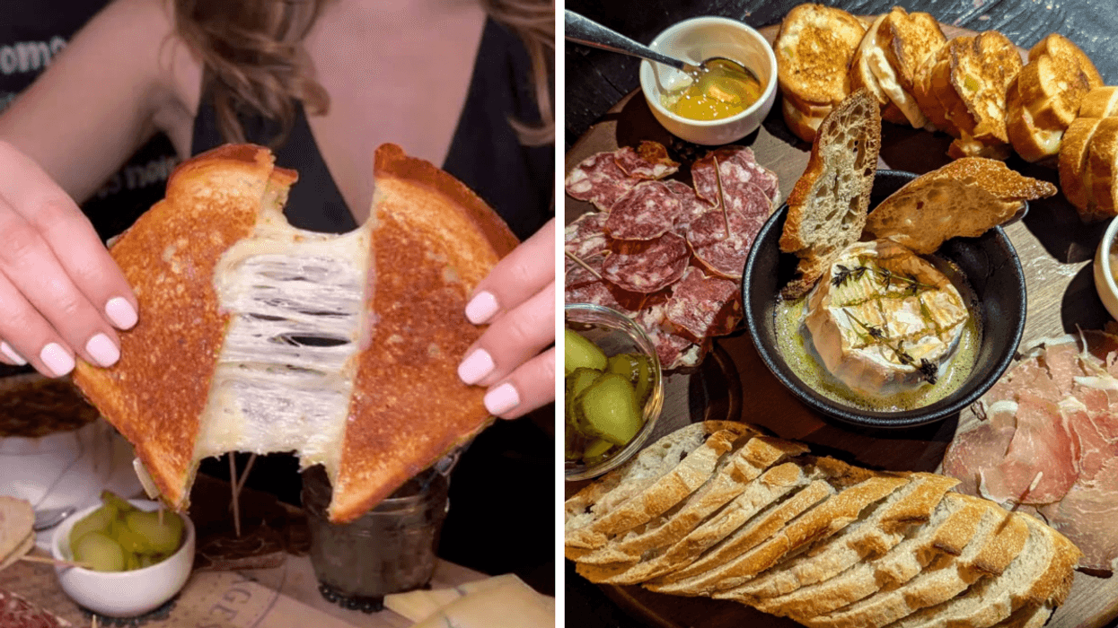 Une personne étirant le fromage d'un grilled cheese. Droite : Un plateau de charcuteries et fromages.